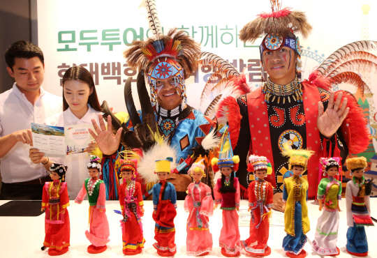 현대백화점은 오는 25일까지 판교점 10층 토파즈홀에서 '제1회 현대백화점 여행 박람회'를 진행한다고 밝혔다. 이번 박람회는 모두투어와 함께 괌, 하와이, 팔라우 등 여행지별 여행 정보 제공과 여행 관련 상품 할인전을 진행할 예정이다.  현대백화점 제공